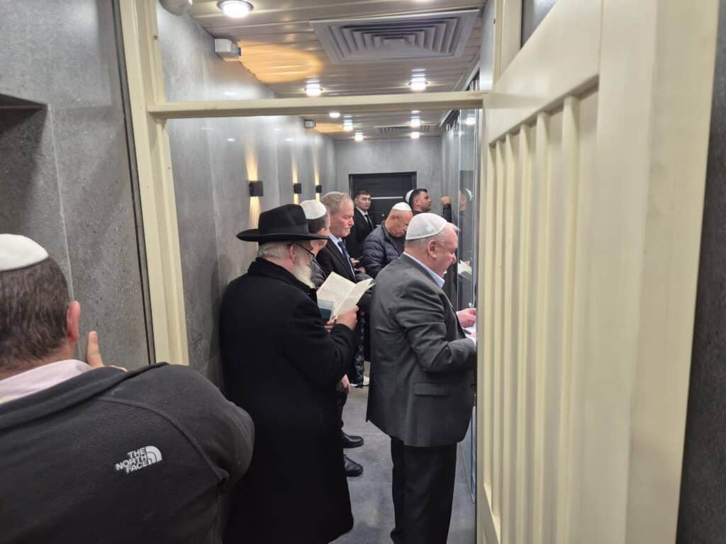 השר אמסלם במדינה המוסלמית: הסכמים וביקור בחב"ד השר אמסלם במדינה המוסלמית: הסכמים וביקור בחב"ד