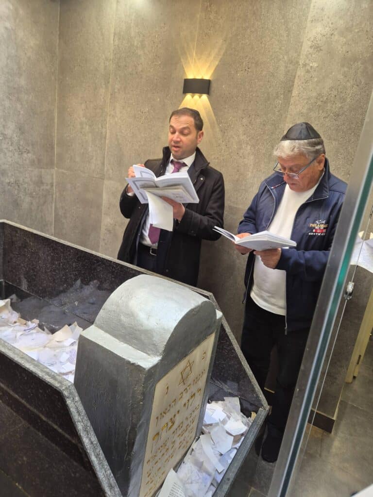 השר אמסלם במדינה המוסלמית: הסכמים וביקור בחב"ד השר אמסלם במדינה המוסלמית: הסכמים וביקור בחב"ד