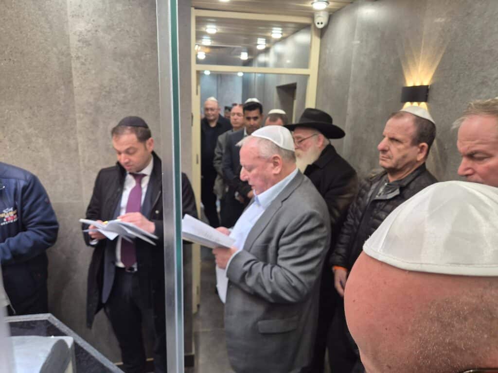 השר אמסלם במדינה המוסלמית: הסכמים וביקור בחב"ד השר אמסלם במדינה המוסלמית: הסכמים וביקור בחב"ד