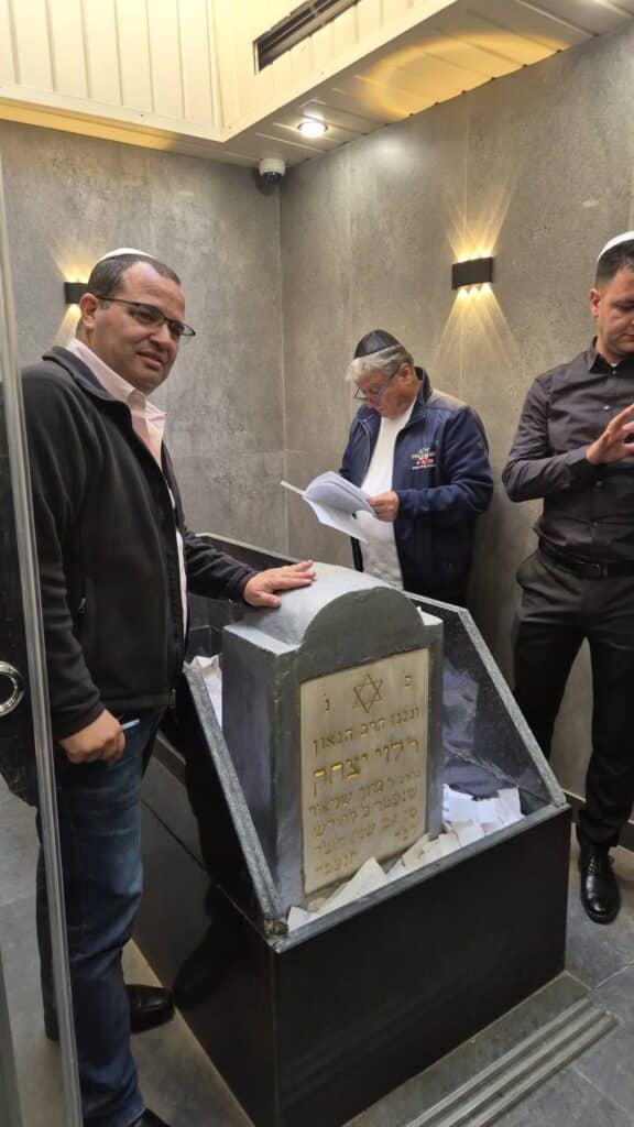 השר אמסלם במדינה המוסלמית: הסכמים וביקור בחב"ד השר אמסלם במדינה המוסלמית: הסכמים וביקור בחב"ד