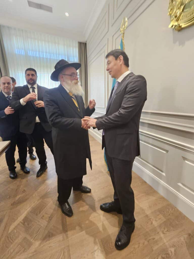 השר אמסלם במדינה המוסלמית: הסכמים וביקור בחב"ד השר אמסלם במדינה המוסלמית: הסכמים וביקור בחב"ד