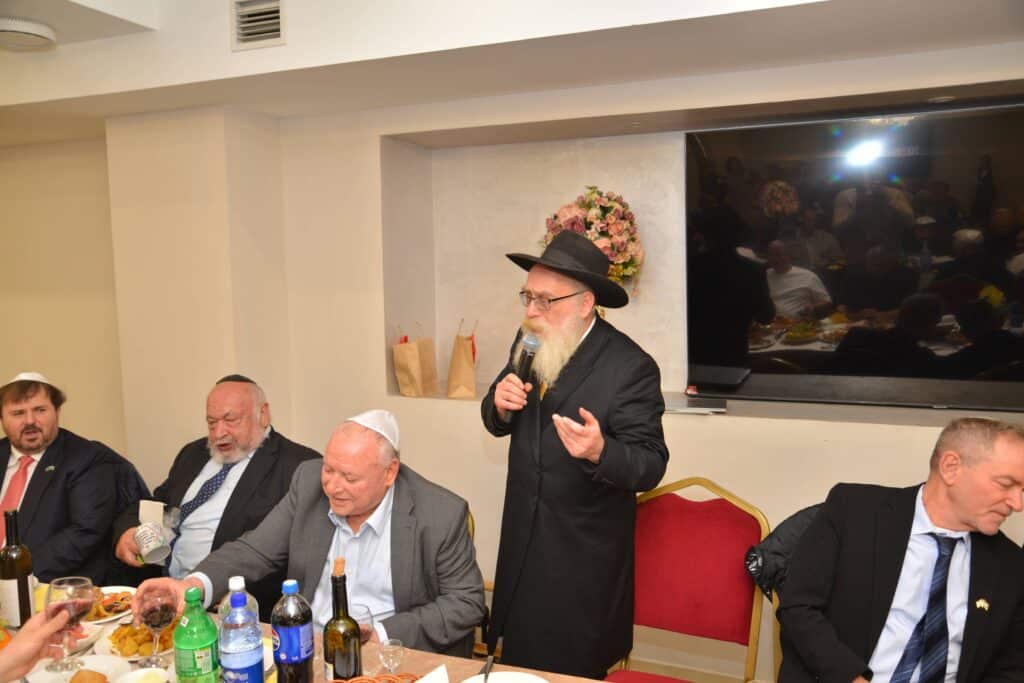 השר אמסלם במדינה המוסלמית: הסכמים וביקור בחב"ד השר אמסלם במדינה המוסלמית: הסכמים וביקור בחב"ד