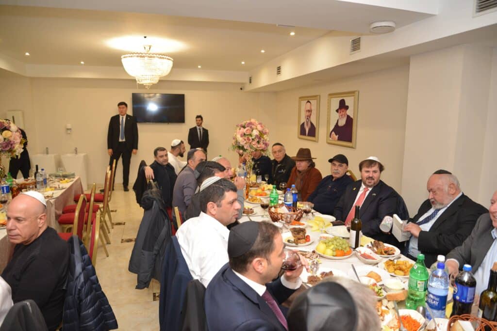 השר אמסלם במדינה המוסלמית: הסכמים וביקור בחב"ד השר אמסלם במדינה המוסלמית: הסכמים וביקור בחב"ד