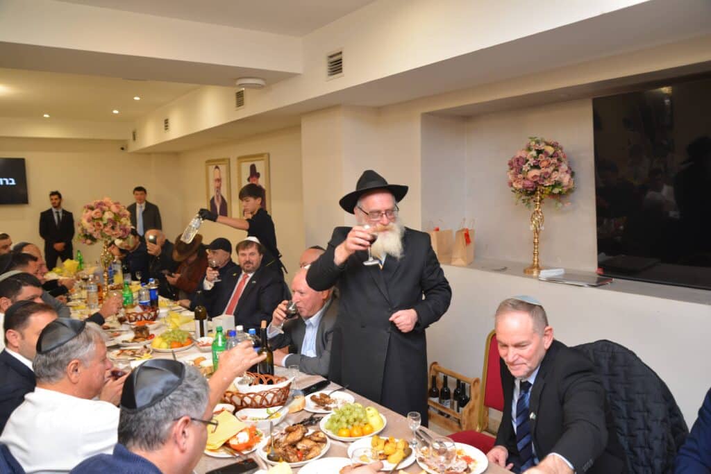 השר אמסלם במדינה המוסלמית: הסכמים וביקור בחב"ד השר אמסלם במדינה המוסלמית: הסכמים וביקור בחב"ד