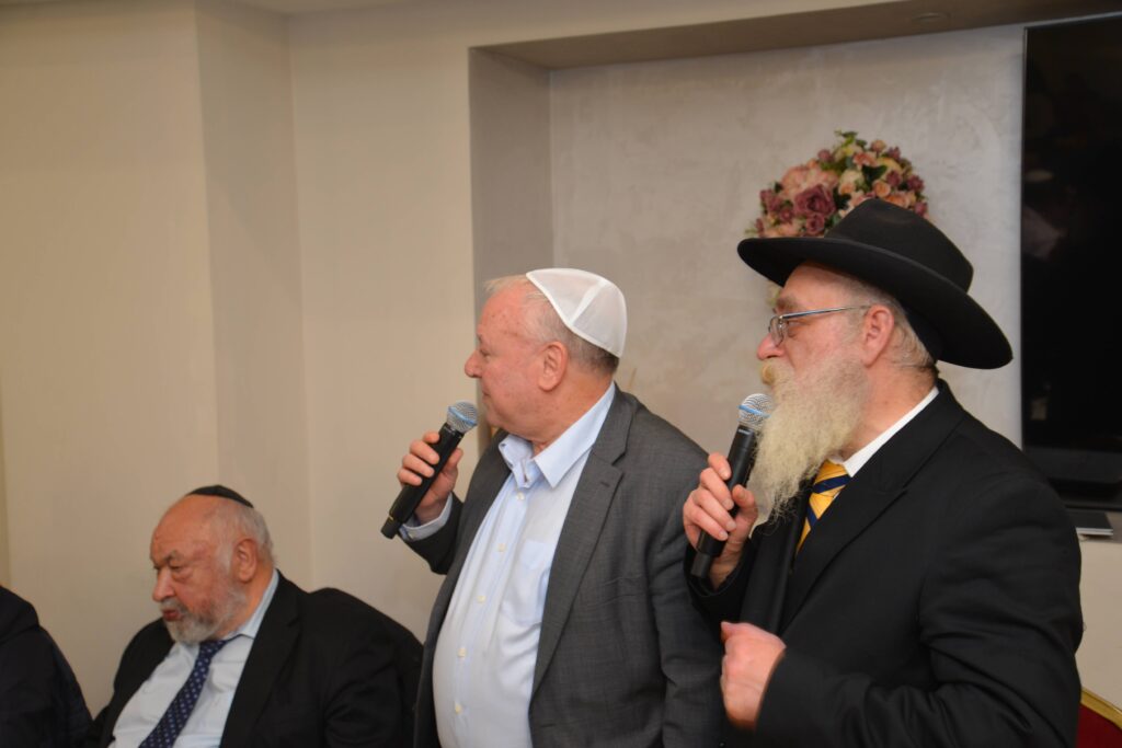 השר אמסלם במדינה המוסלמית: הסכמים וביקור בחב"ד השר אמסלם במדינה המוסלמית: הסכמים וביקור בחב"ד