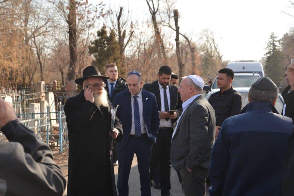 השר אמסלם במדינה המוסלמית: הסכמים וביקור בחב"ד השר אמסלם במדינה המוסלמית: הסכמים וביקור בחב"ד