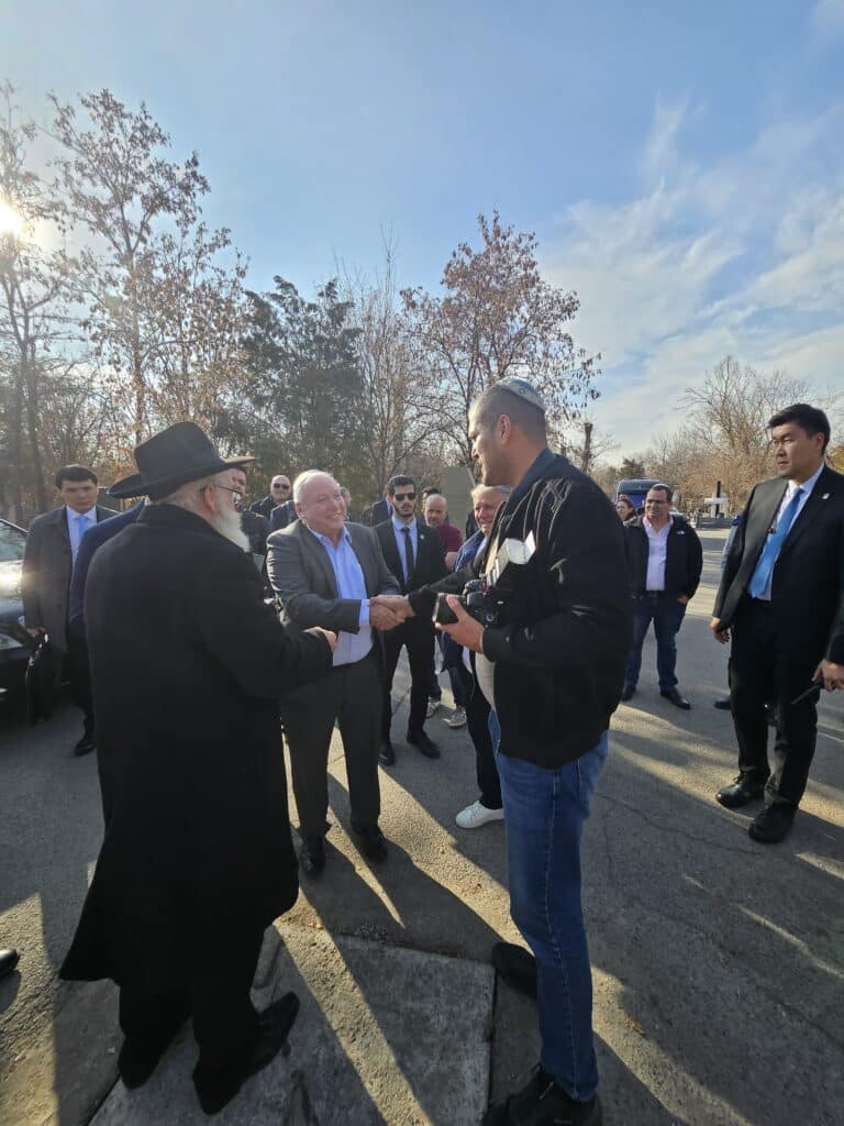 השר אמסלם במדינה המוסלמית: הסכמים וביקור בחב"ד השר אמסלם במדינה המוסלמית: הסכמים וביקור בחב"ד