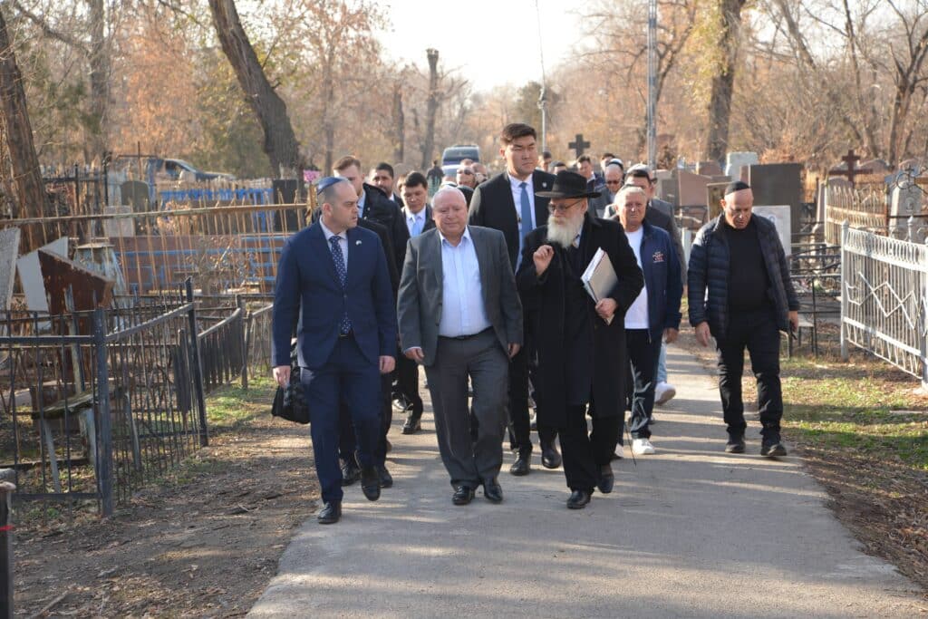 השר אמסלם במדינה המוסלמית: הסכמים וביקור בחב"ד השר אמסלם במדינה המוסלמית: הסכמים וביקור בחב"ד