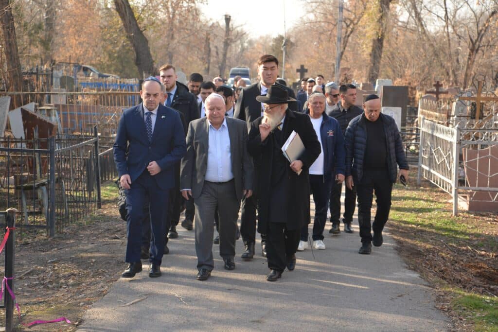 השר אמסלם במדינה המוסלמית: הסכמים וביקור בחב"ד השר אמסלם במדינה המוסלמית: הסכמים וביקור בחב"ד