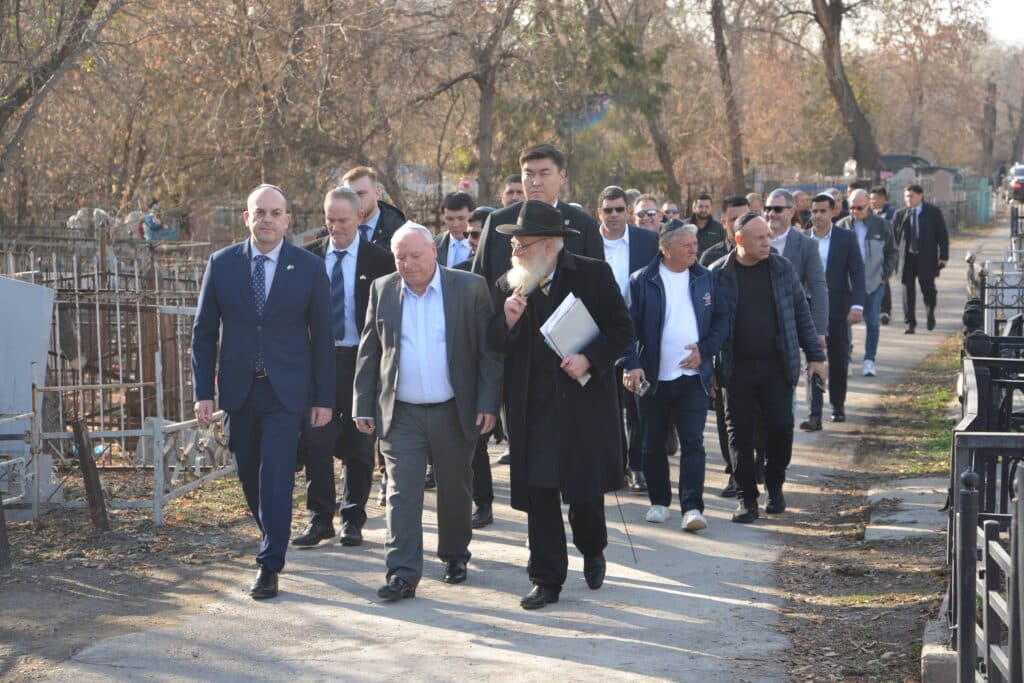 השר אמסלם במדינה המוסלמית: הסכמים וביקור בחב"ד השר אמסלם במדינה המוסלמית: הסכמים וביקור בחב"ד