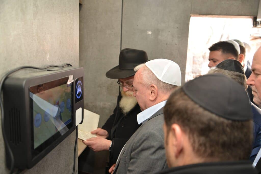 השר אמסלם במדינה המוסלמית: הסכמים וביקור בחב"ד השר אמסלם במדינה המוסלמית: הסכמים וביקור בחב"ד