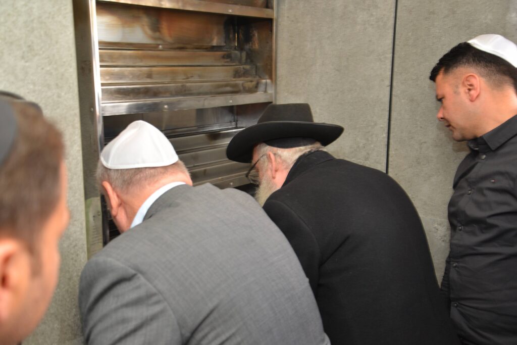 השר אמסלם במדינה המוסלמית: הסכמים וביקור בחב"ד השר אמסלם במדינה המוסלמית: הסכמים וביקור בחב"ד