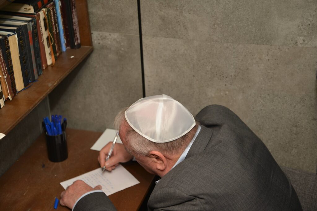 השר אמסלם במדינה המוסלמית: הסכמים וביקור בחב"ד השר אמסלם במדינה המוסלמית: הסכמים וביקור בחב"ד