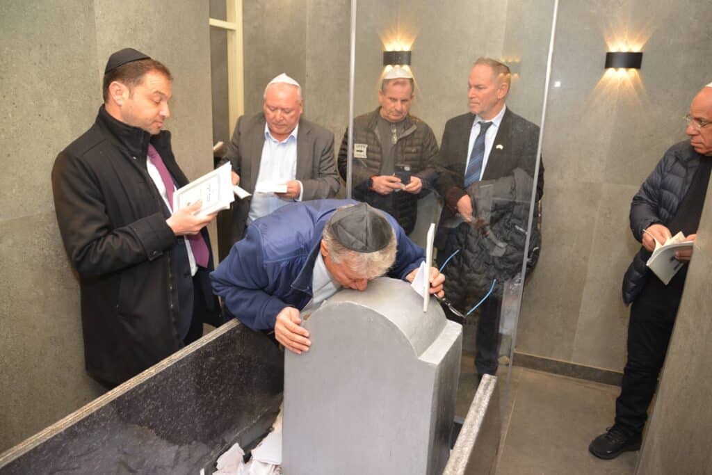 השר אמסלם במדינה המוסלמית: הסכמים וביקור בחב"ד השר אמסלם במדינה המוסלמית: הסכמים וביקור בחב"ד