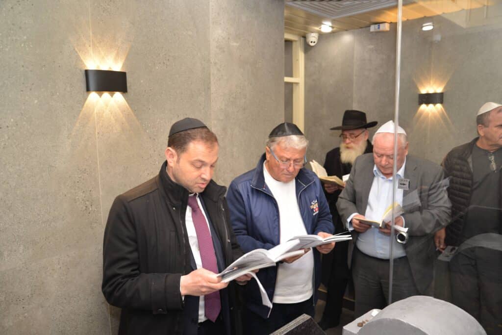 השר אמסלם במדינה המוסלמית: הסכמים וביקור בחב"ד השר אמסלם במדינה המוסלמית: הסכמים וביקור בחב"ד