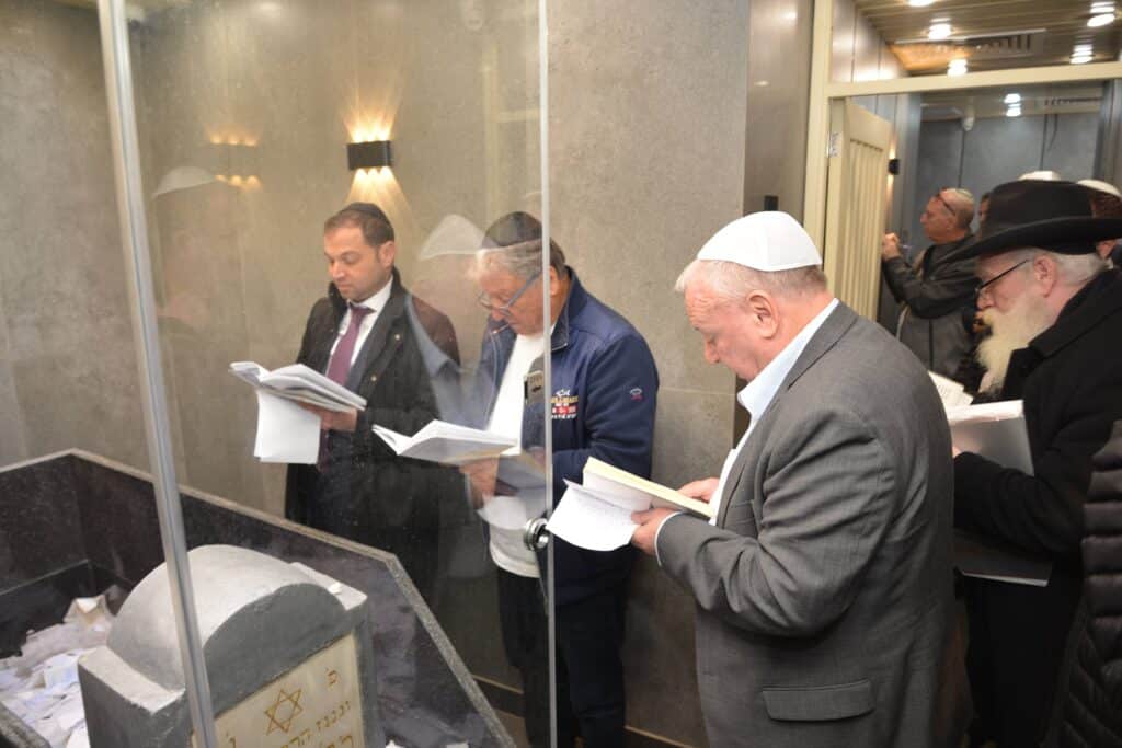 השר אמסלם במדינה המוסלמית: הסכמים וביקור בחב"ד השר אמסלם במדינה המוסלמית: הסכמים וביקור בחב"ד