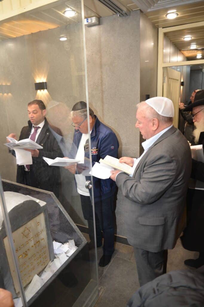 השר אמסלם במדינה המוסלמית: הסכמים וביקור בחב"ד השר אמסלם במדינה המוסלמית: הסכמים וביקור בחב"ד