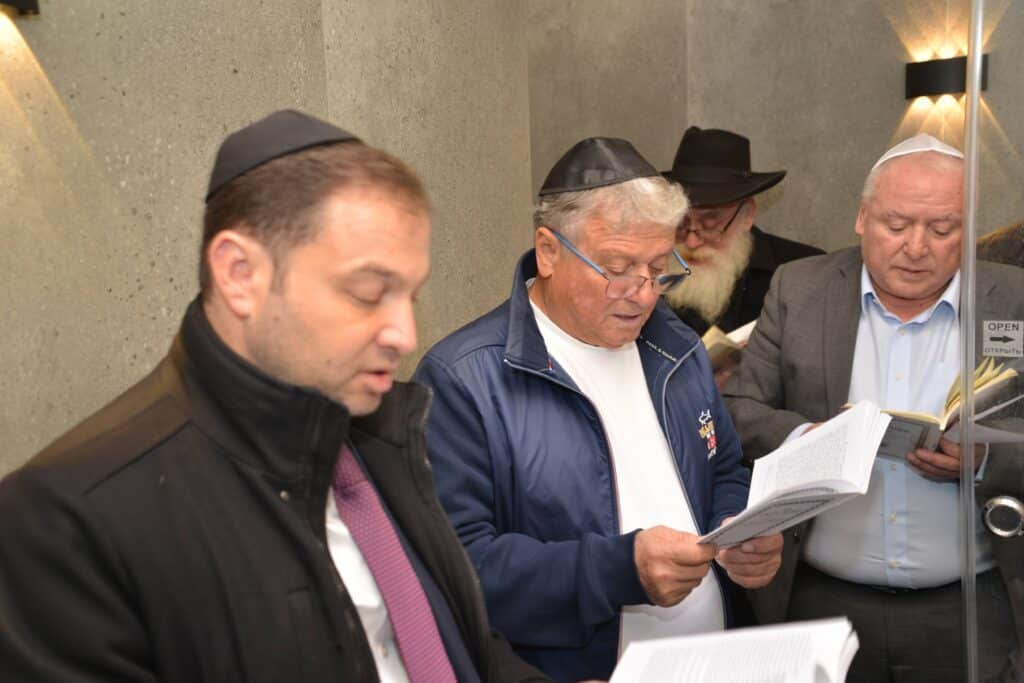 השר אמסלם במדינה המוסלמית: הסכמים וביקור בחב"ד השר אמסלם במדינה המוסלמית: הסכמים וביקור בחב"ד