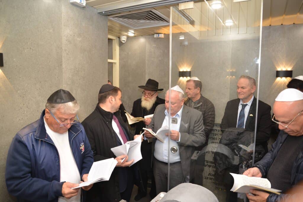 השר אמסלם במדינה המוסלמית: הסכמים וביקור בחב"ד השר אמסלם במדינה המוסלמית: הסכמים וביקור בחב"ד