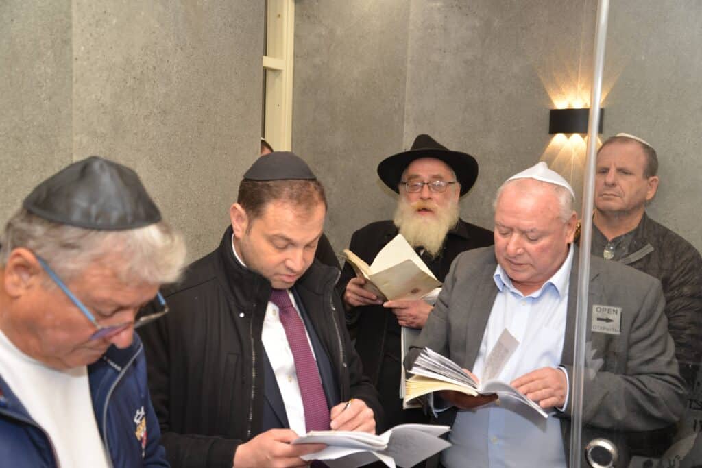 השר אמסלם במדינה המוסלמית: הסכמים וביקור בחב"ד השר אמסלם במדינה המוסלמית: הסכמים וביקור בחב"ד