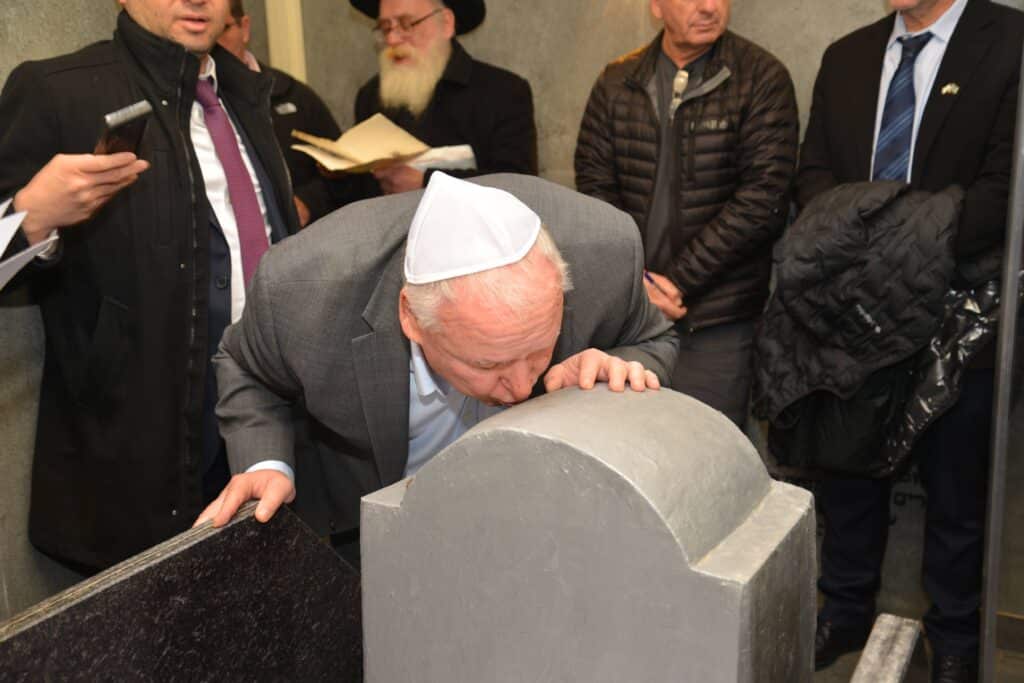 השר אמסלם במדינה המוסלמית: הסכמים וביקור בחב"ד השר אמסלם במדינה המוסלמית: הסכמים וביקור בחב"ד