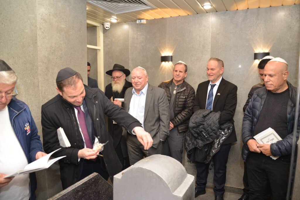 השר אמסלם במדינה המוסלמית: הסכמים וביקור בחב"ד השר אמסלם במדינה המוסלמית: הסכמים וביקור בחב"ד