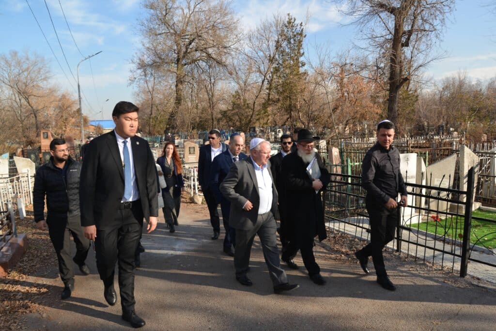 השר אמסלם במדינה המוסלמית: הסכמים וביקור בחב"ד השר אמסלם במדינה המוסלמית: הסכמים וביקור בחב"ד