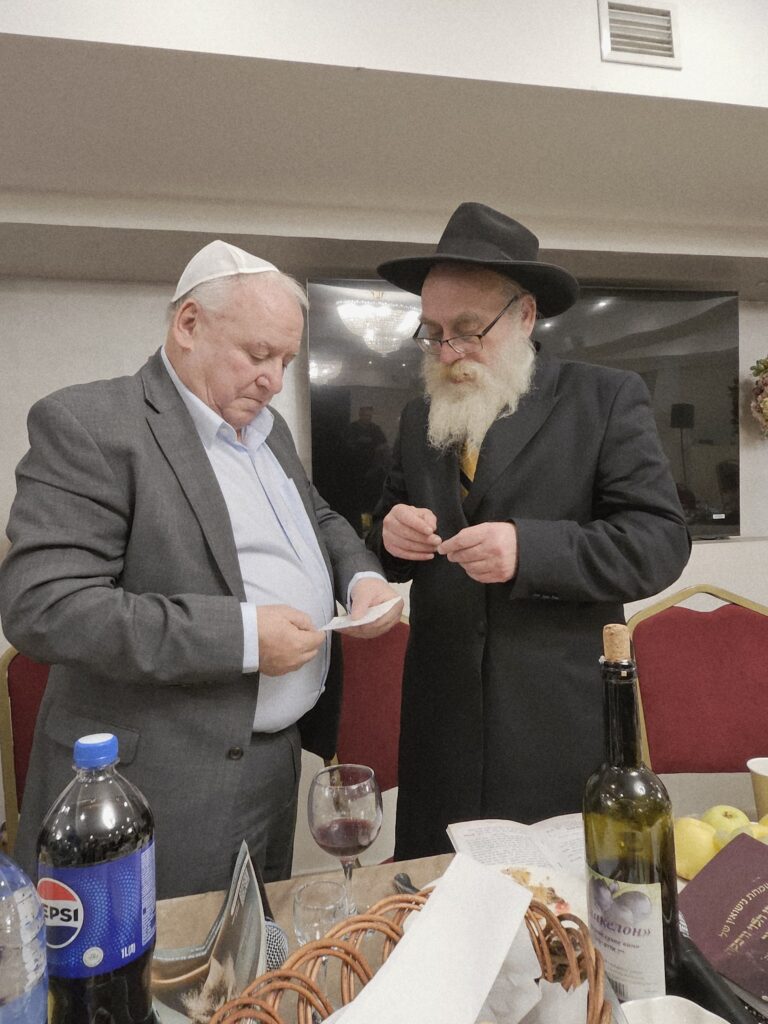 השר אמסלם במדינה המוסלמית: הסכמים וביקור בחב"ד השר אמסלם במדינה המוסלמית: הסכמים וביקור בחב"ד