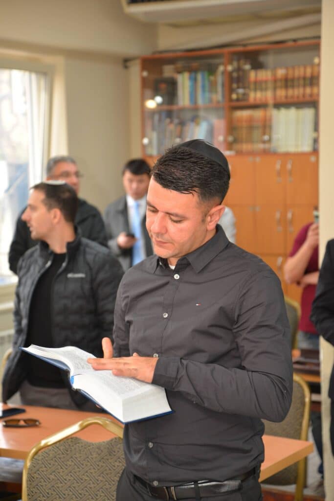 השר אמסלם במדינה המוסלמית: הסכמים וביקור בחב"ד השר אמסלם במדינה המוסלמית: הסכמים וביקור בחב"ד