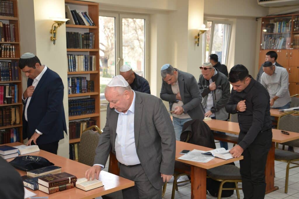 השר אמסלם במדינה המוסלמית: הסכמים וביקור בחב"ד השר אמסלם במדינה המוסלמית: הסכמים וביקור בחב"ד