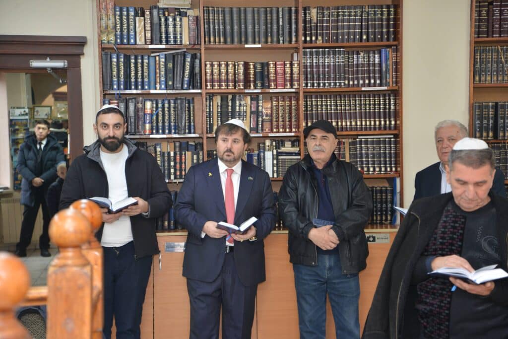 השר אמסלם במדינה המוסלמית: הסכמים וביקור בחב"ד השר אמסלם במדינה המוסלמית: הסכמים וביקור בחב"ד