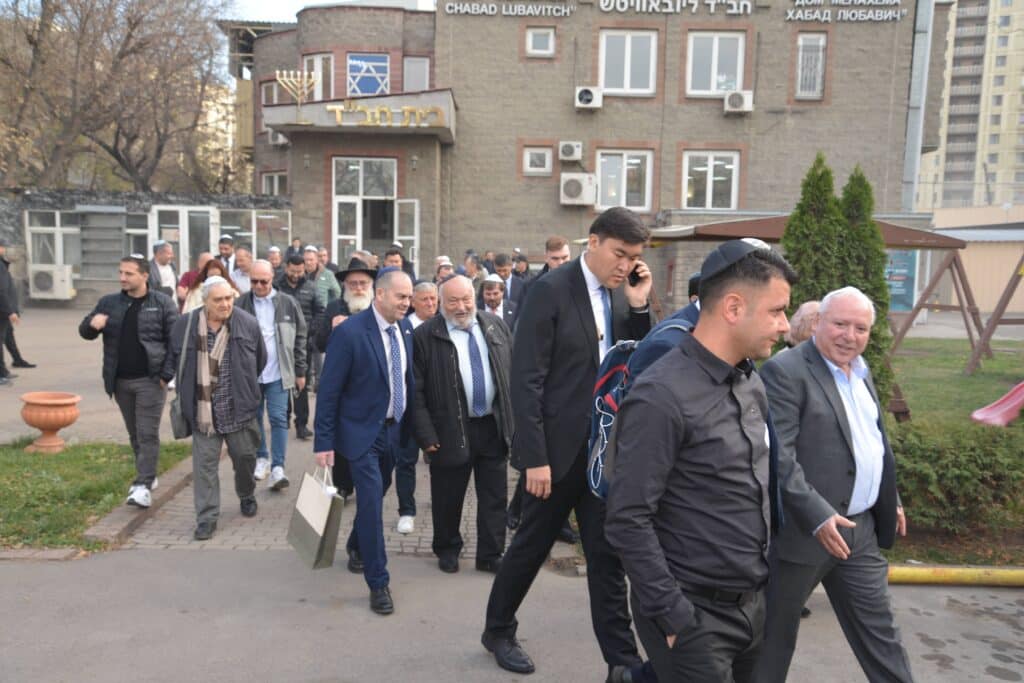 השר אמסלם במדינה המוסלמית: הסכמים וביקור בחב"ד השר אמסלם במדינה המוסלמית: הסכמים וביקור בחב"ד