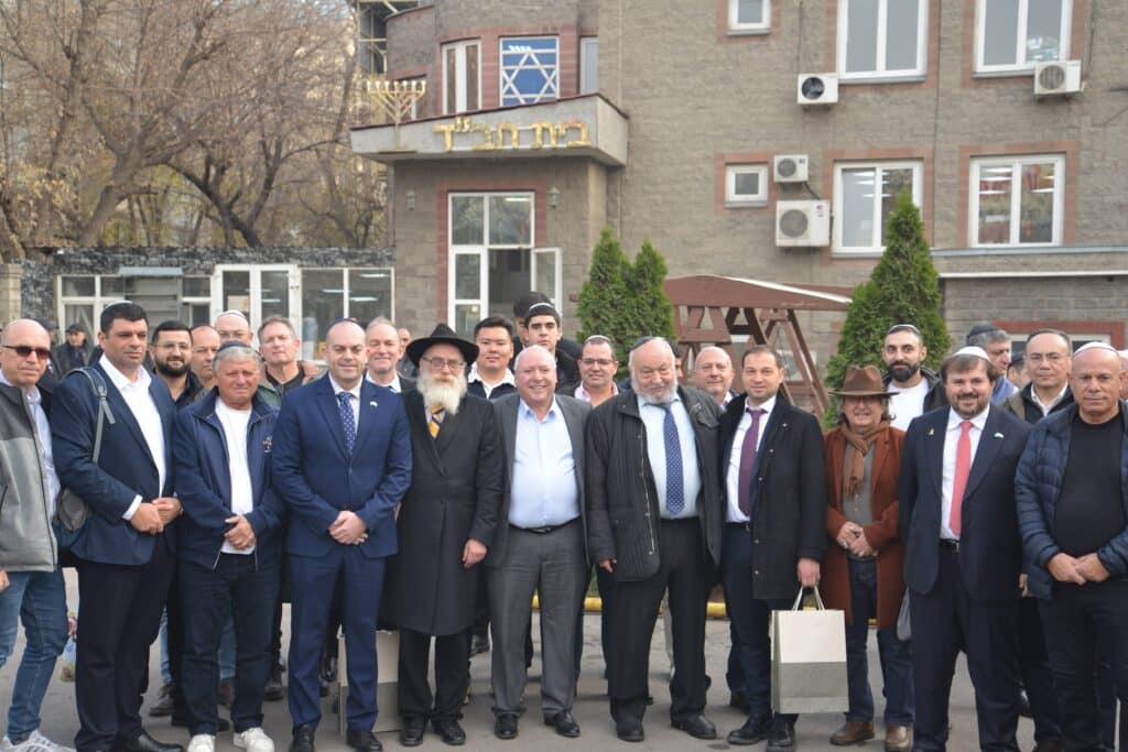 השר אמסלם במדינה המוסלמית: הסכמים וביקור בחב"ד השר אמסלם במדינה המוסלמית: הסכמים וביקור בחב"ד