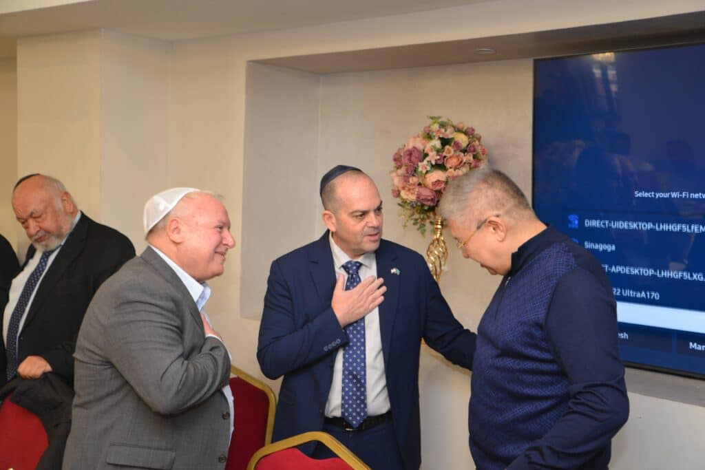 השר אמסלם במדינה המוסלמית: הסכמים וביקור בחב"ד השר אמסלם במדינה המוסלמית: הסכמים וביקור בחב"ד