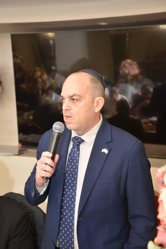 השר אמסלם במדינה המוסלמית: הסכמים וביקור בחב"ד השר אמסלם במדינה המוסלמית: הסכמים וביקור בחב"ד