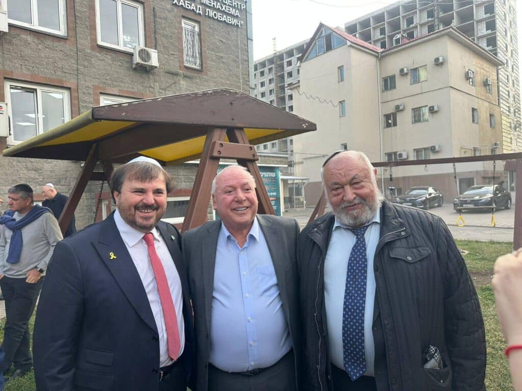 השר אמסלם במדינה המוסלמית: הסכמים וביקור בחב"ד השר אמסלם במדינה המוסלמית: הסכמים וביקור בחב"ד