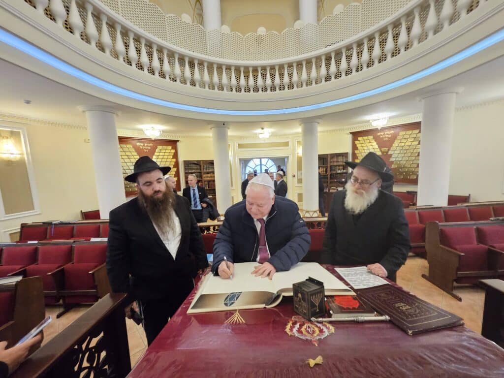 השר אמסלם במדינה המוסלמית: הסכמים וביקור בחב"ד השר אמסלם במדינה המוסלמית: הסכמים וביקור בחב"ד