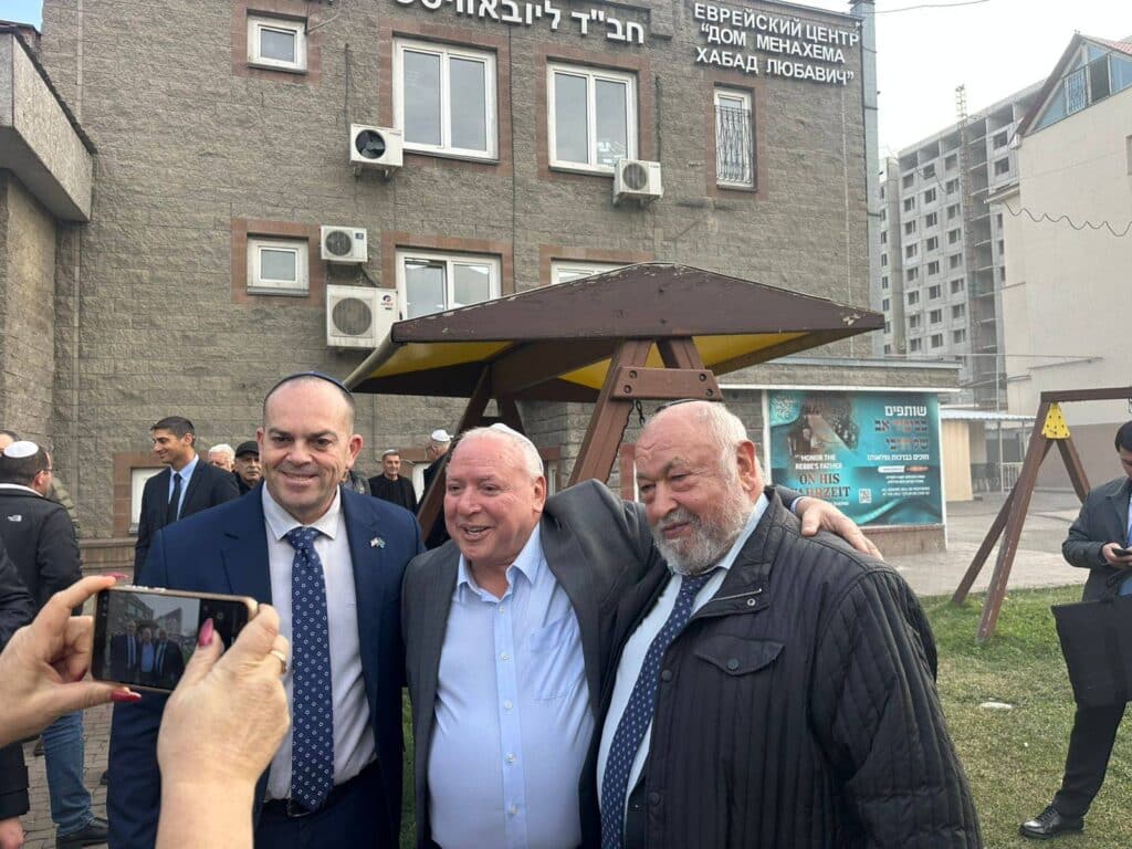 השר אמסלם במדינה המוסלמית: הסכמים וביקור בחב"ד השר אמסלם במדינה המוסלמית: הסכמים וביקור בחב"ד