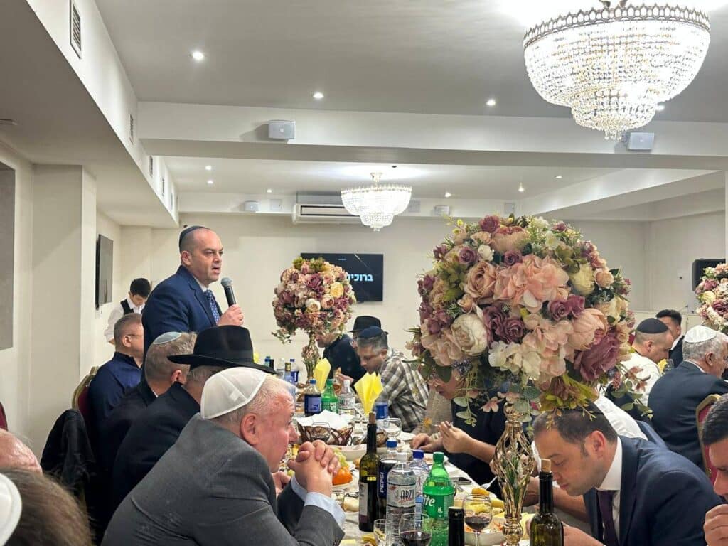 השר אמסלם במדינה המוסלמית: הסכמים וביקור בחב"ד השר אמסלם במדינה המוסלמית: הסכמים וביקור בחב"ד