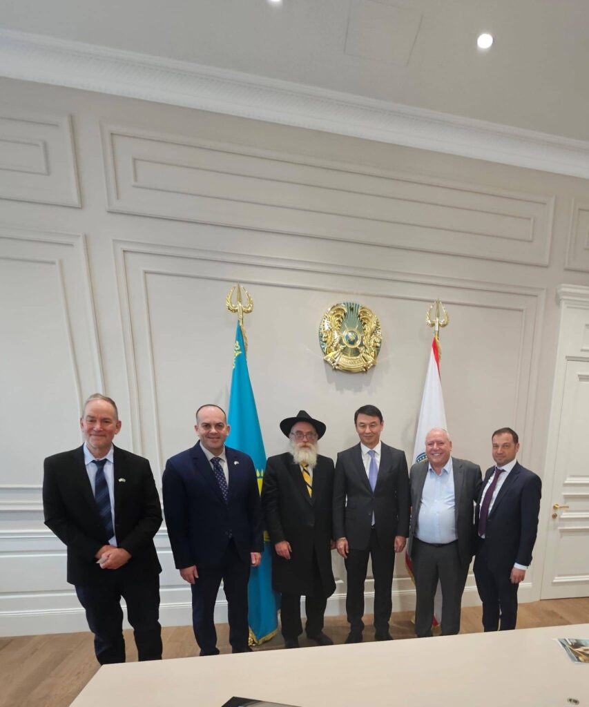 השר אמסלם במדינה המוסלמית: הסכמים וביקור בחב"ד השר אמסלם במדינה המוסלמית: הסכמים וביקור בחב"ד