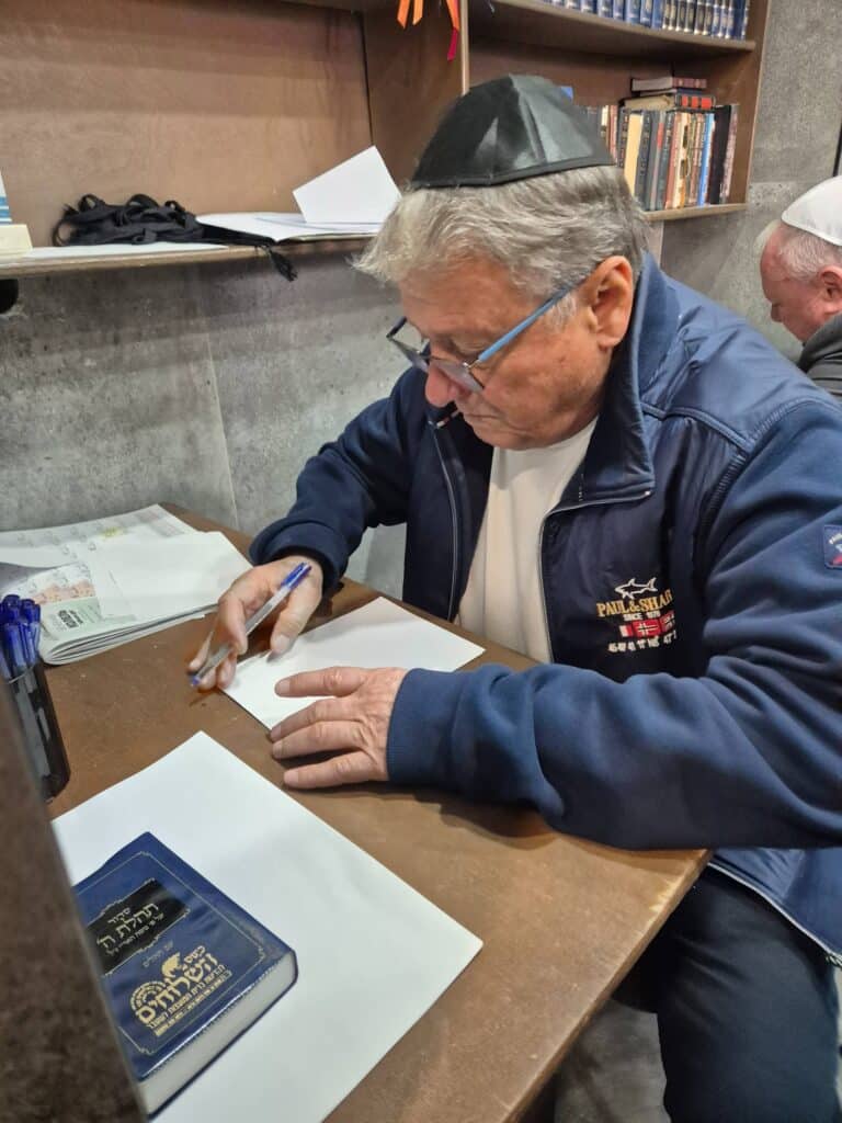 השר אמסלם במדינה המוסלמית: הסכמים וביקור בחב"ד השר אמסלם במדינה המוסלמית: הסכמים וביקור בחב"ד