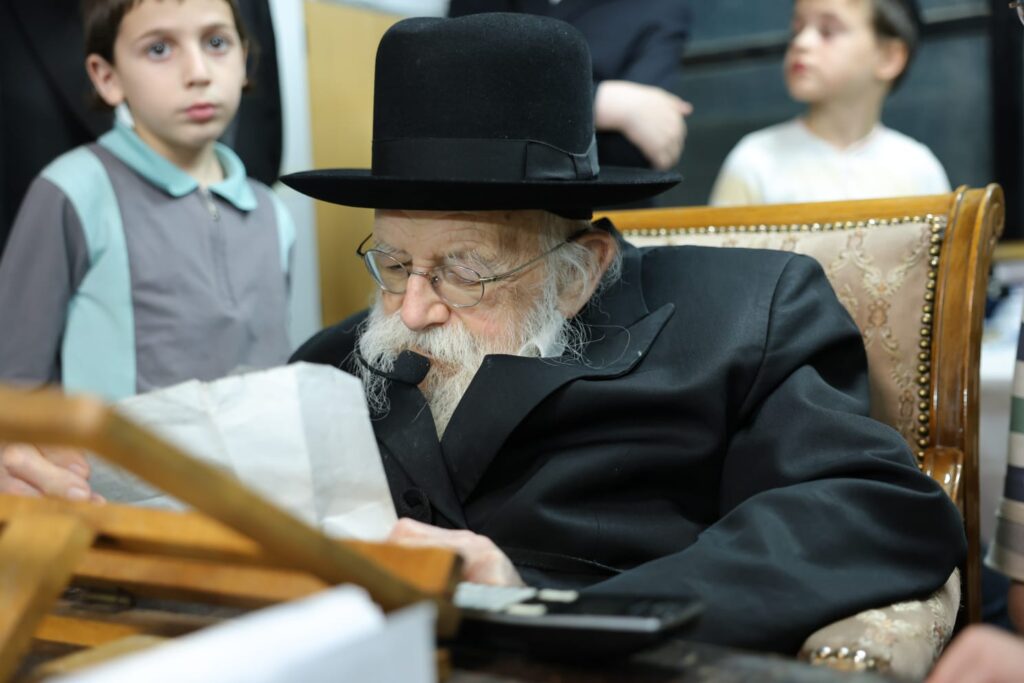 האחיין האחרון: הגאון רבי מאיר גריינמן ערך יארצייט לדודו האחיין האחרון: הגאון רבי מאיר גריינמן ערך יארצייט לדודו