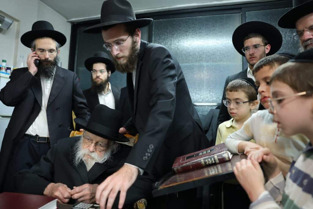 האחיין האחרון: הגאון רבי מאיר גריינמן ערך יארצייט לדודו האחיין האחרון: הגאון רבי מאיר גריינמן ערך יארצייט לדודו