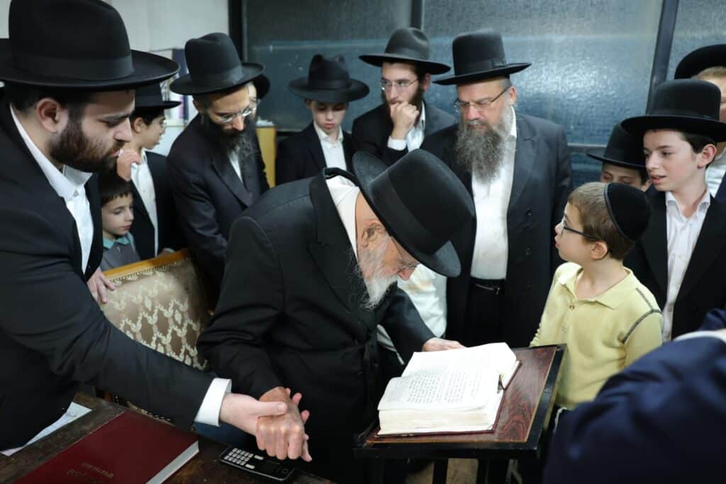 האחיין האחרון: הגאון רבי מאיר גריינמן ערך יארצייט לדודו האחיין האחרון: הגאון רבי מאיר גריינמן ערך יארצייט לדודו