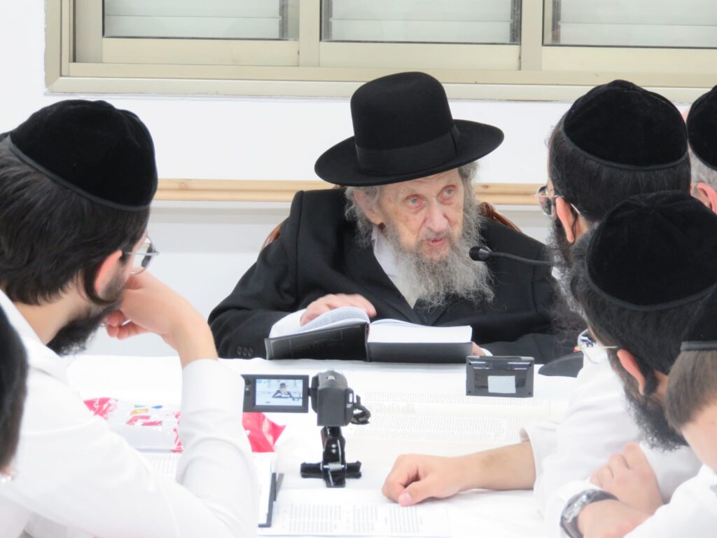 מיד עם חזרתו לישראל: מרן הגר"ד לנדו מסר שיעור בישיבה מיד עם חזרתו לישראל: מרן הגר"ד לנדו מסר שיעור בישיבה