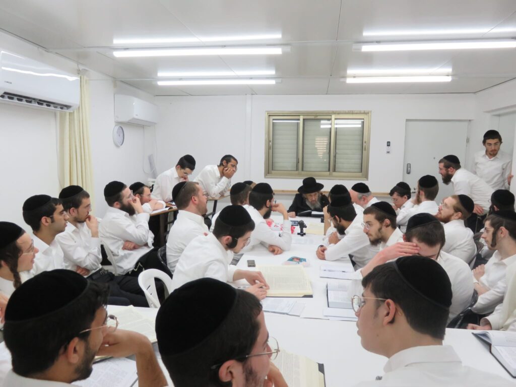 מיד עם חזרתו לישראל: מרן הגר"ד לנדו מסר שיעור בישיבה מיד עם חזרתו לישראל: מרן הגר"ד לנדו מסר שיעור בישיבה