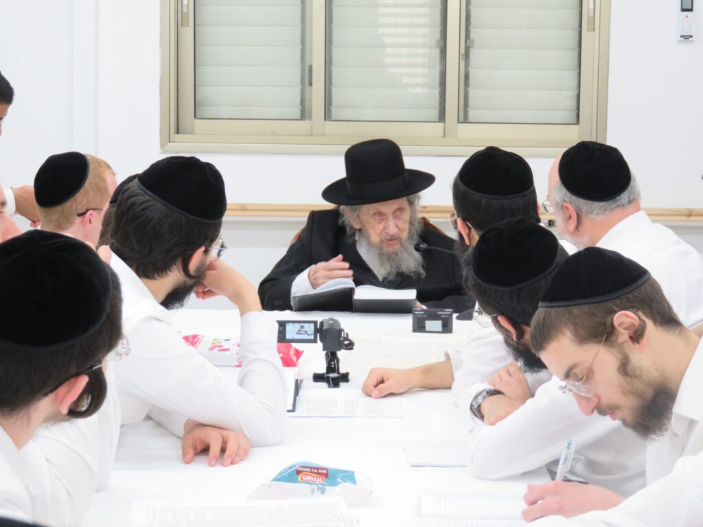 מיד עם חזרתו לישראל: מרן הגר"ד לנדו מסר שיעור בישיבה מיד עם חזרתו לישראל: מרן הגר"ד לנדו מסר שיעור בישיבה