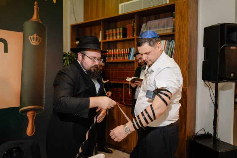 בכפר היוקרתי בפרברי רוסיה הכניסו ספר תורה במעמד חגיגי