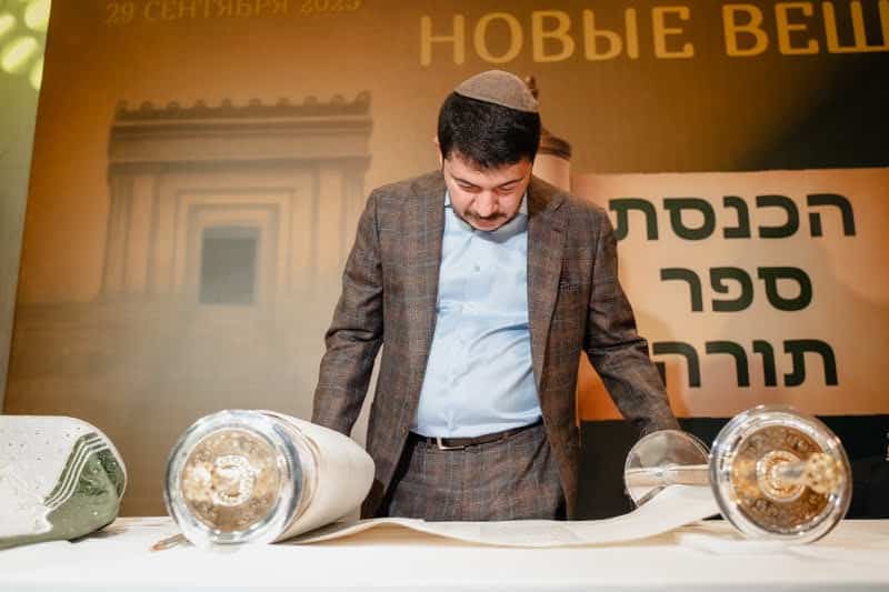 בכפר היוקרתי בפרברי רוסיה הכניסו ספר תורה במעמד חגיגי