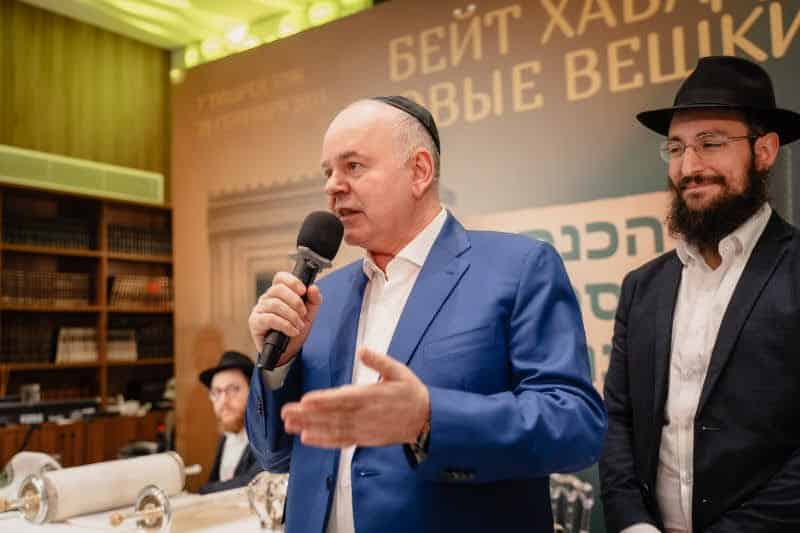 בכפר היוקרתי בפרברי רוסיה הכניסו ספר תורה במעמד חגיגי